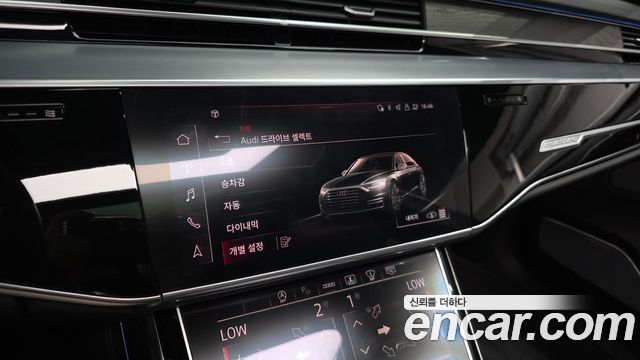 Audi A8 2023 — photo 35