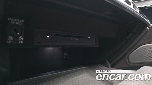 Audi A8 2023 — photo 36