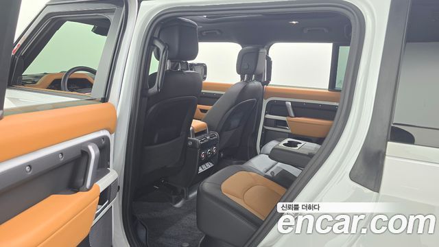 Land Rover Defender 2024 — photo 18