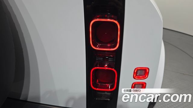 Land Rover Defender 2024 — photo 9