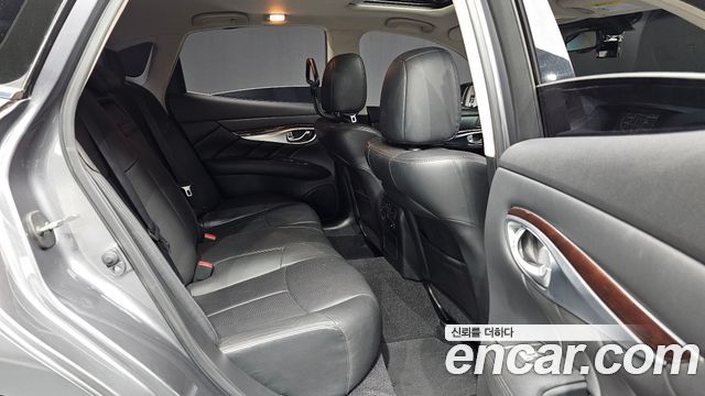 Infiniti Q70 2016 — photo 18