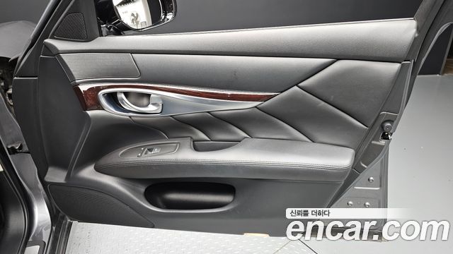 Infiniti Q70 2016 — photo 14