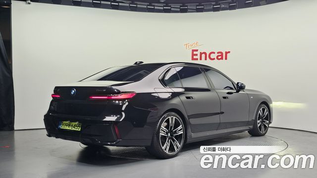 BMW 7-Series 2025 — photo 2