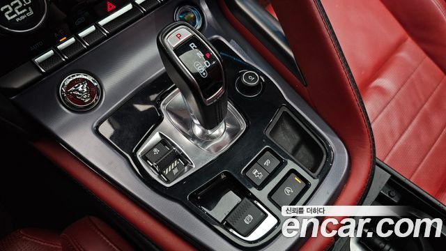 Jaguar F-TYPE 2019 — photo 9