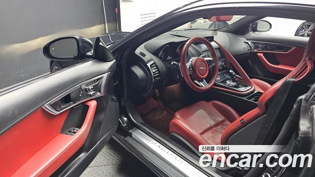 Jaguar F-TYPE 2019 — photo 10