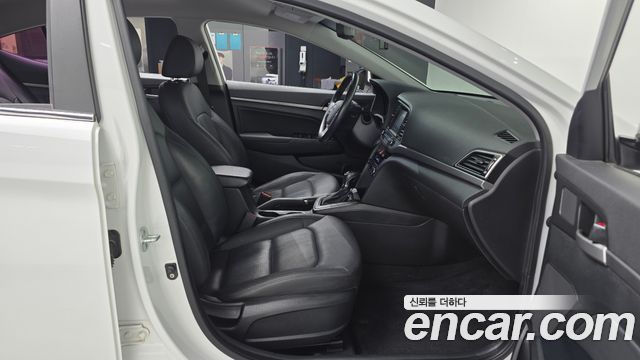Hyundai AVANTE 2016 — photo 11