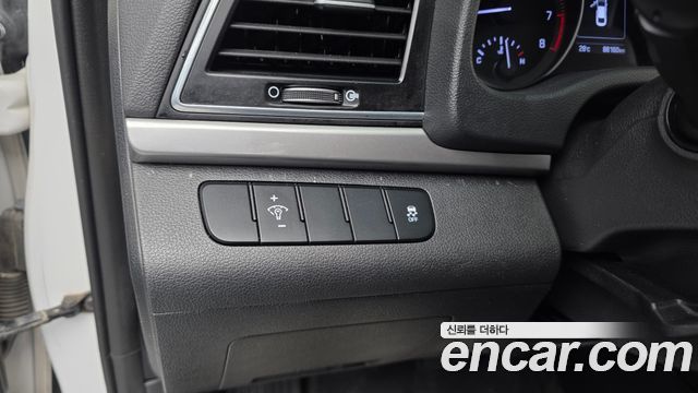 Hyundai AVANTE 2016 — photo 17