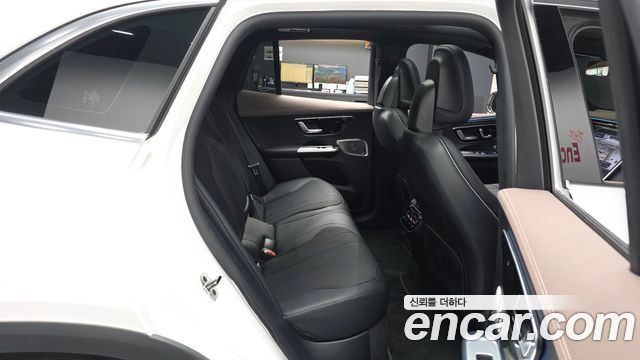 Mercedes-Benz EQE 2023 — photo 18