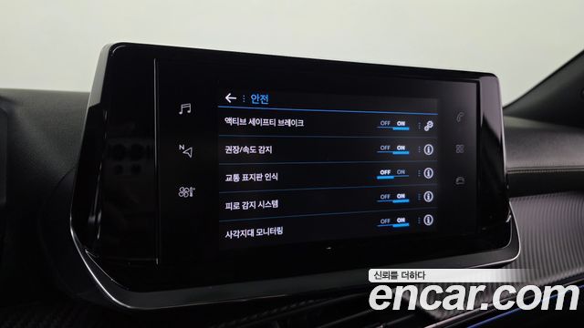 Peugeot 2008 2021 — photo 23