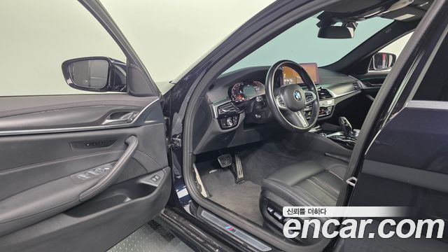 BMW 5-Series 2022 — photo 10