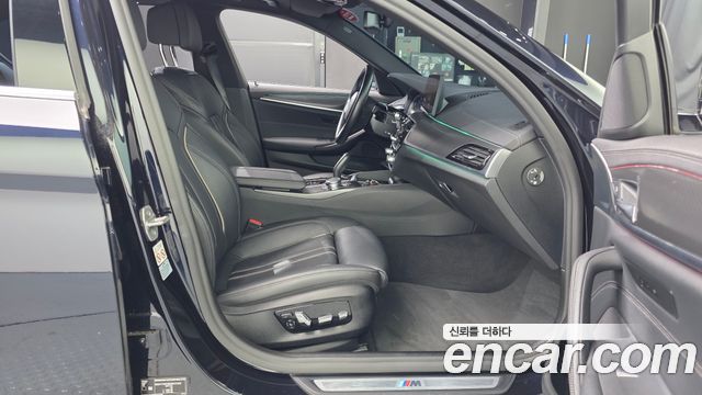 BMW 5-Series 2022 — photo 11
