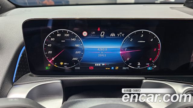 Mercedes-Benz GLB-Class 2024 — photo 11