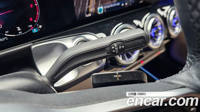 Mercedes-Benz GLB-Class 2024 — photo 12