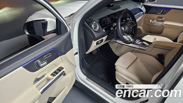 Mercedes-Benz GLB-Class 2024 — photo 13