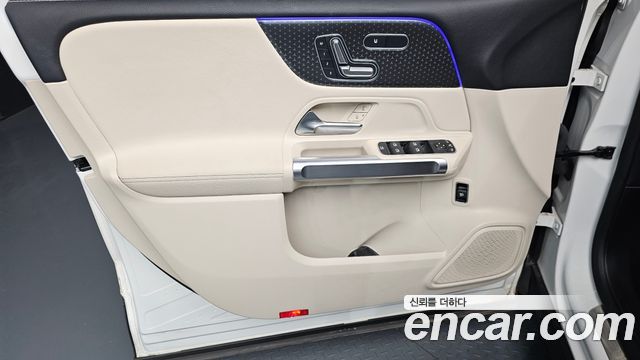 Mercedes-Benz GLB-Class 2024 — photo 14