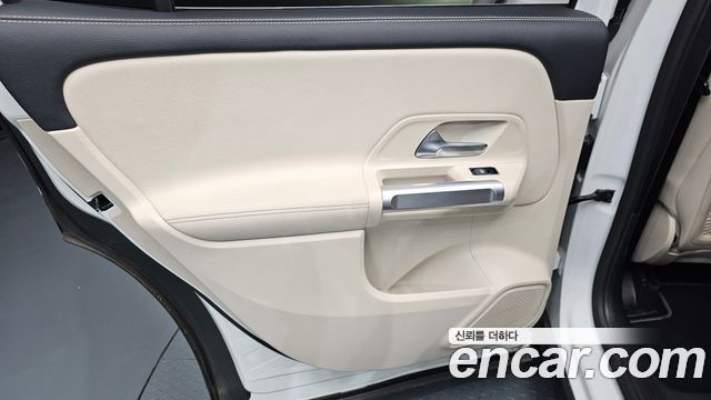 Mercedes-Benz GLB-Class 2024 — photo 15