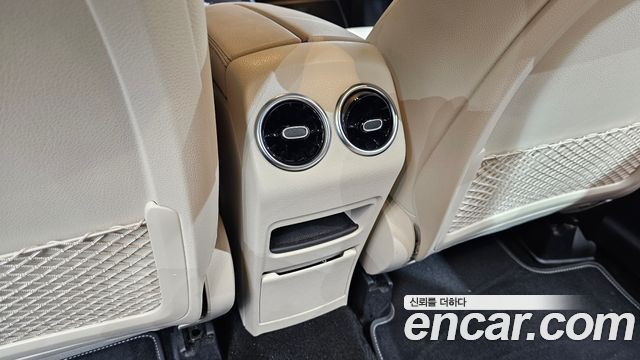 Mercedes-Benz GLB-Class 2024 — photo 31