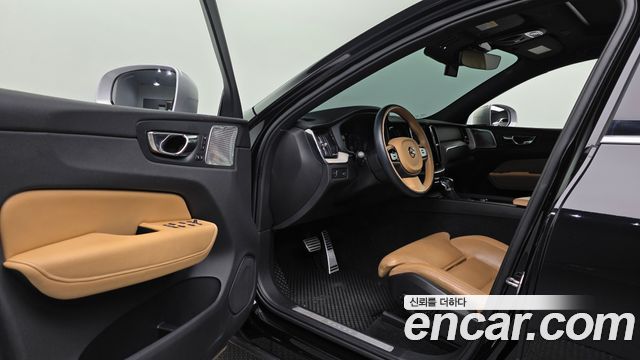 Volvo XC60 2018 — photo 10
