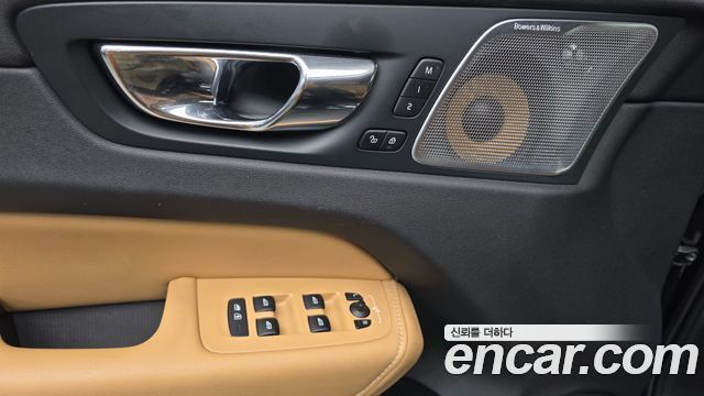 Volvo XC60 2018 — photo 11