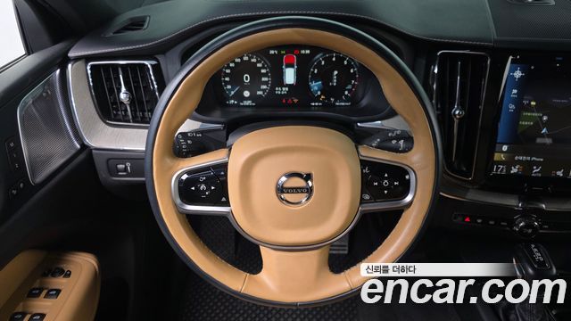 Volvo XC60 2018 — photo 12