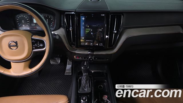 Volvo XC60 2018 — photo 13