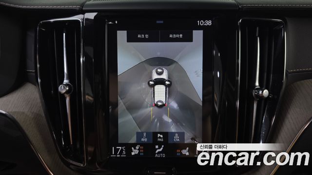 Volvo XC60 2018 — photo 14