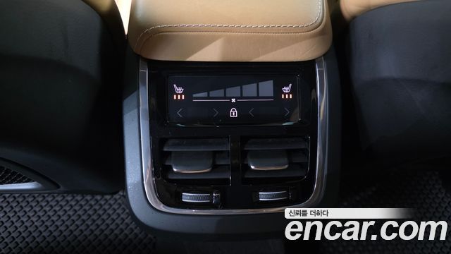 Volvo XC60 2018 — photo 16