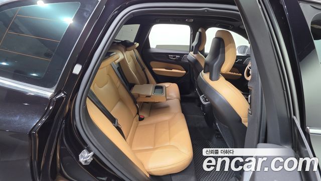 Volvo XC60 2018 — photo 17