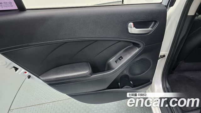 Kia K3 2015 — photo 15