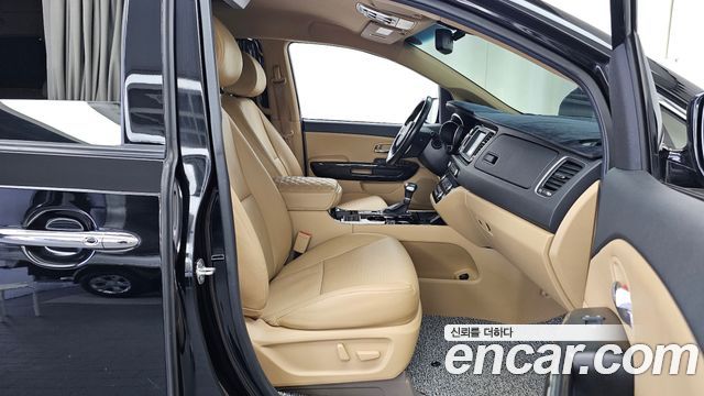 Kia Canival 2019 — photo 17