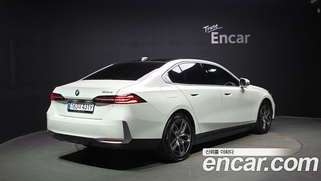 BMW 5-Series 2025 — photo 2