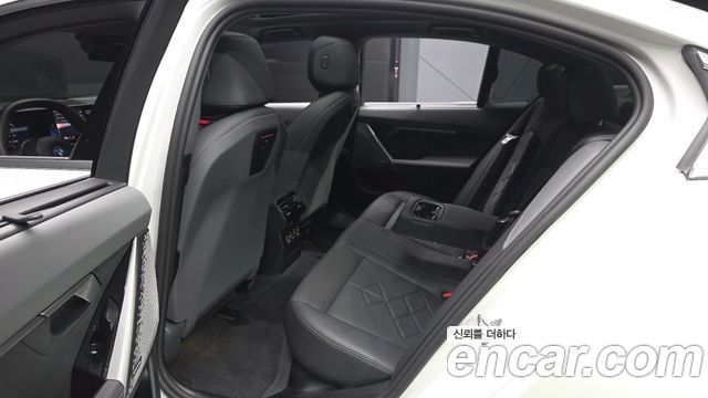 BMW 5-Series 2025 — photo 17