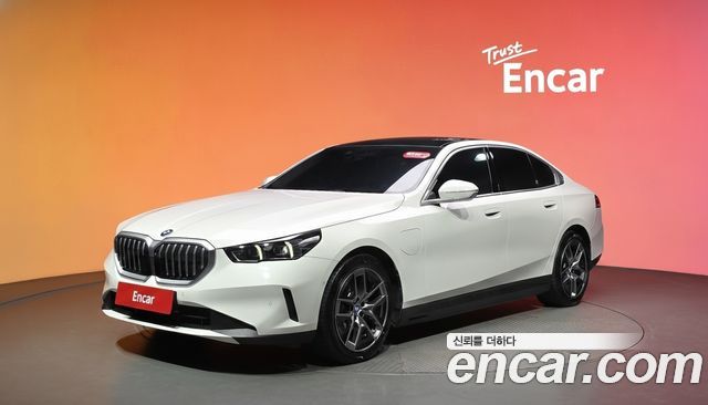 BMW 5-Series 2025 — photo 1