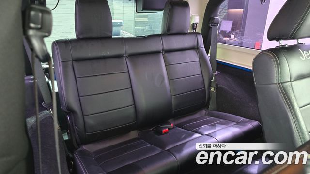 Jeep Wrangler 2011 — photo 11