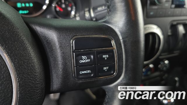 Jeep Wrangler 2011 — photo 15