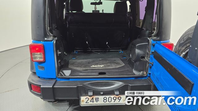 Jeep Wrangler 2011 — photo 16