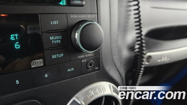 Jeep Wrangler 2011 — photo 17