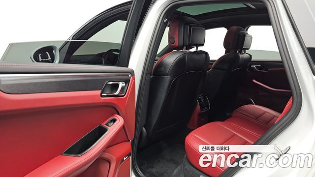 Porsche Macan 2023 — photo 18