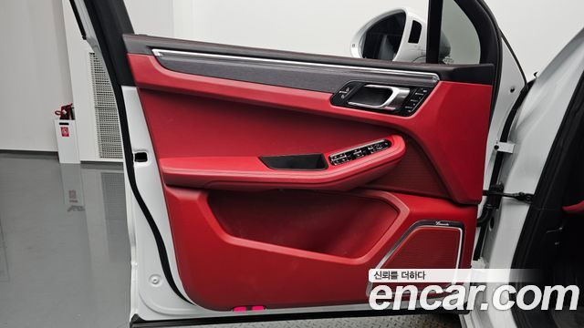 Porsche Macan 2023 — photo 14