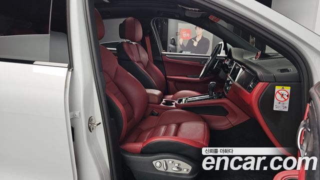 Porsche Macan 2023 — photo 16