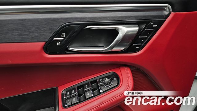 Porsche Macan 2023 — photo 30