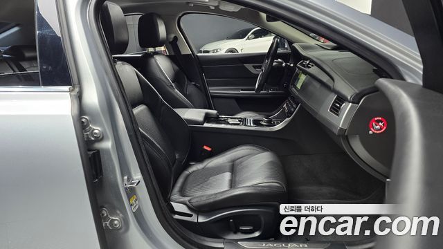 Jaguar XF 2017 — photo 11