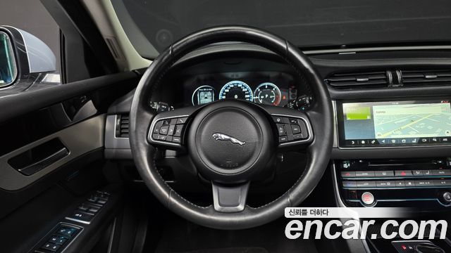 Jaguar XF 2017 — photo 13
