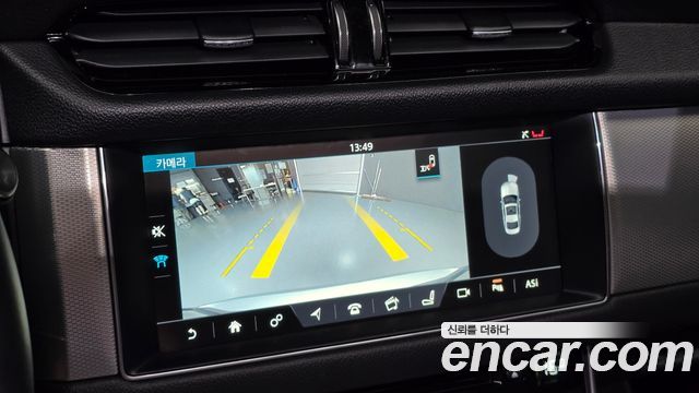 Jaguar XF 2017 — photo 15