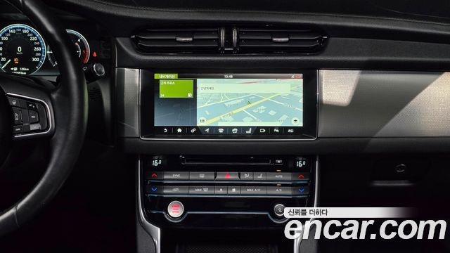Jaguar XF 2017 — photo 16
