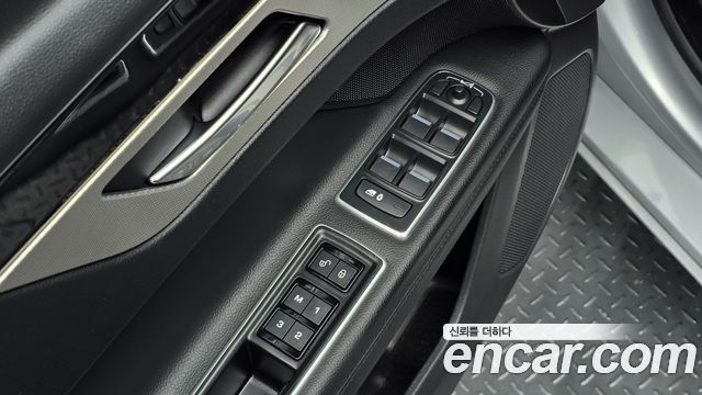 Jaguar XF 2017 — photo 17