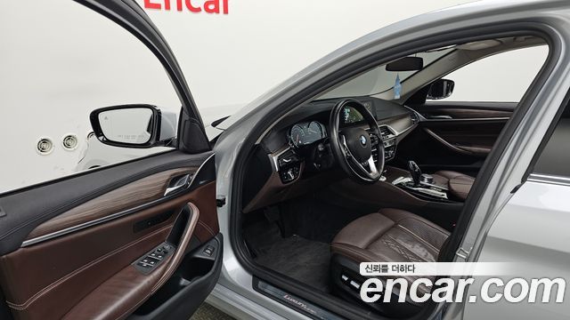 BMW 5-Series 2018 — photo 13