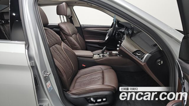 BMW 5-Series 2018 — photo 17