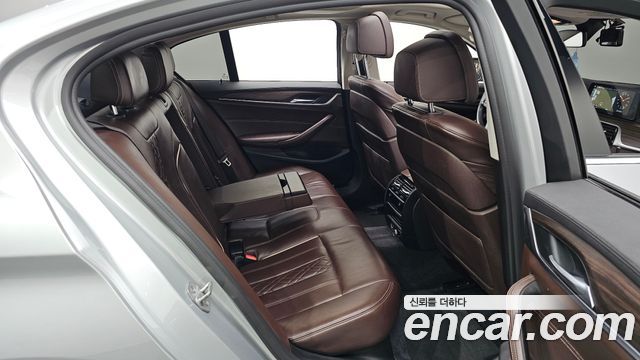 BMW 5-Series 2018 — photo 18