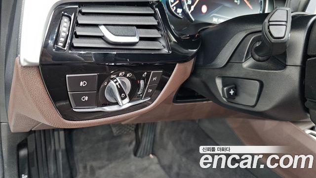 BMW 5-Series 2018 — photo 25